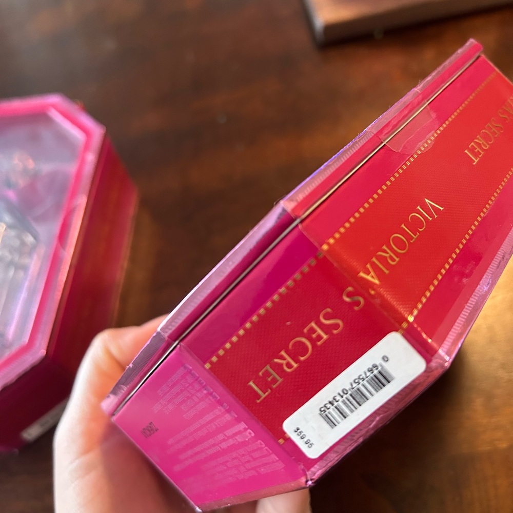 1.7 fl oz Victorias Secret Bombshell Magic perfume - Picture 2 of 3